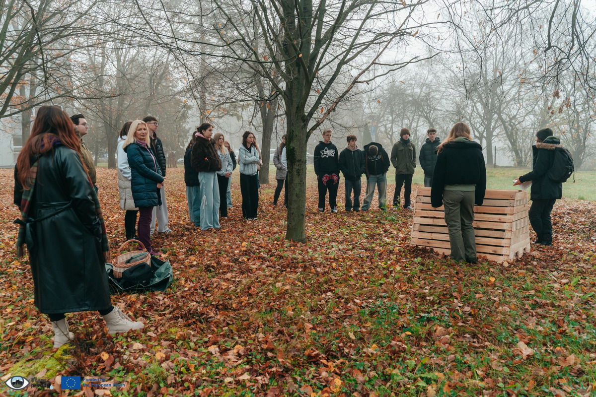 FOTO: Vo Zvolene umiestnili prvých päť zimovísk pre ježkov a drobné živočíchy , foto 3