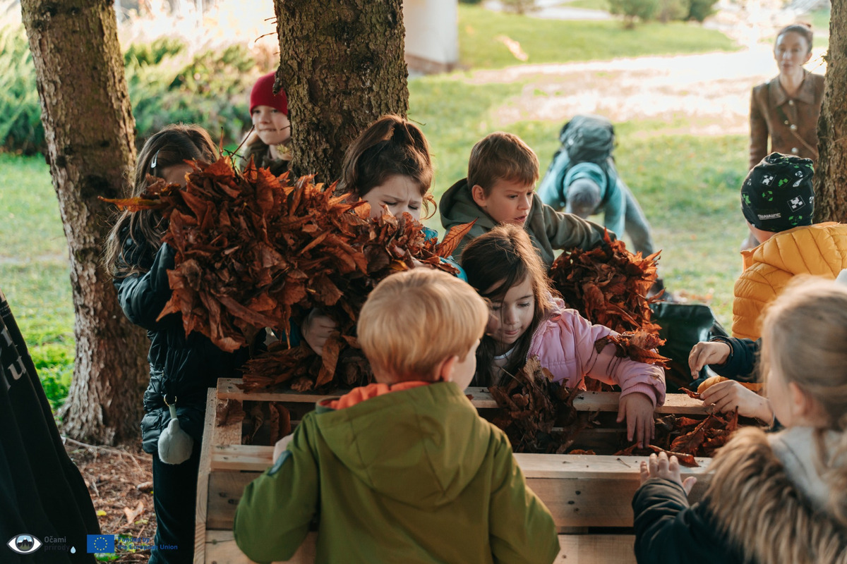 FOTO: Vo Zvolene umiestnili prvých päť zimovísk pre ježkov a drobné živočíchy , foto 5