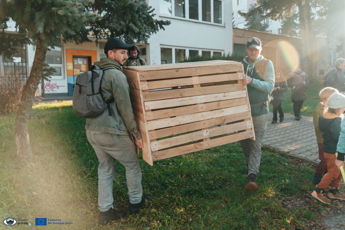 FOTO: Vo Zvolene umiestnili prvých päť zimovísk pre ježkov a drobné živočíchy , foto 6