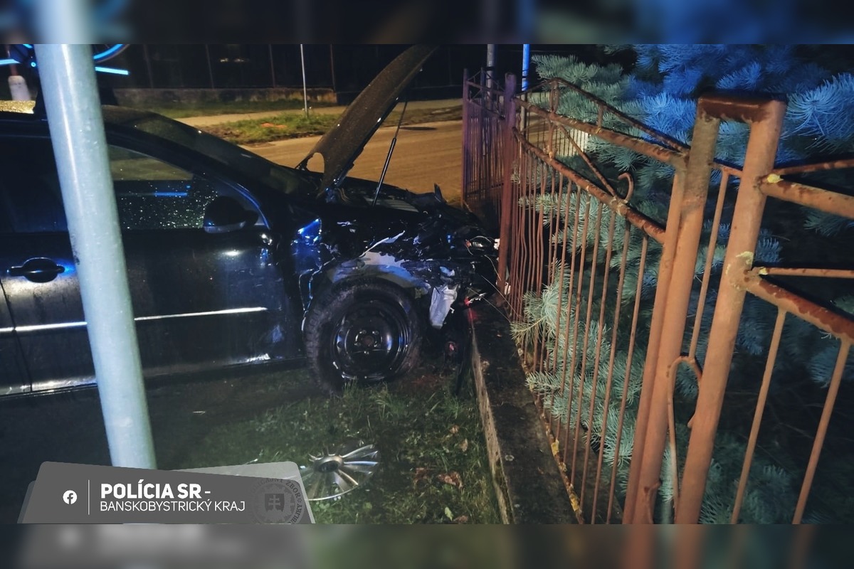 FOTO: Zrážka policajného vozidla s osobný autom v Revúcej, foto 1