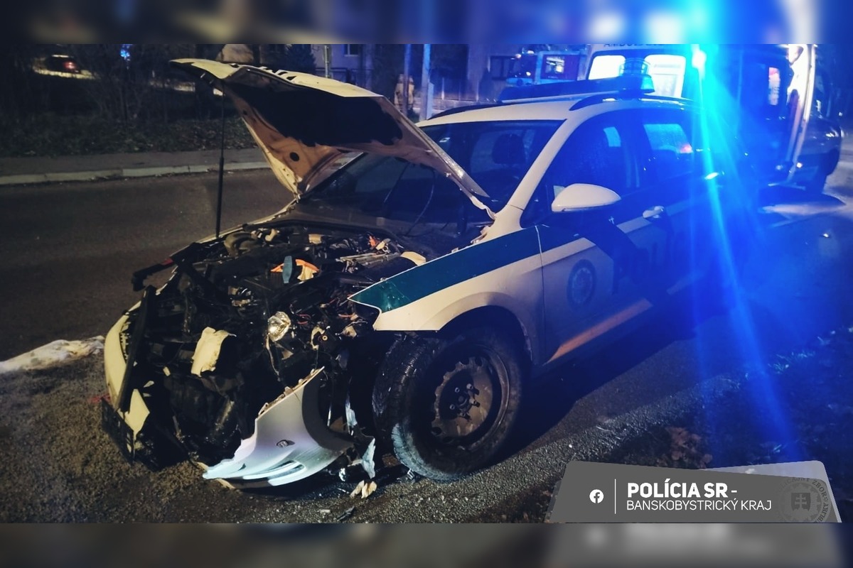 FOTO: Zrážka policajného vozidla s osobný autom v Revúcej, foto 2