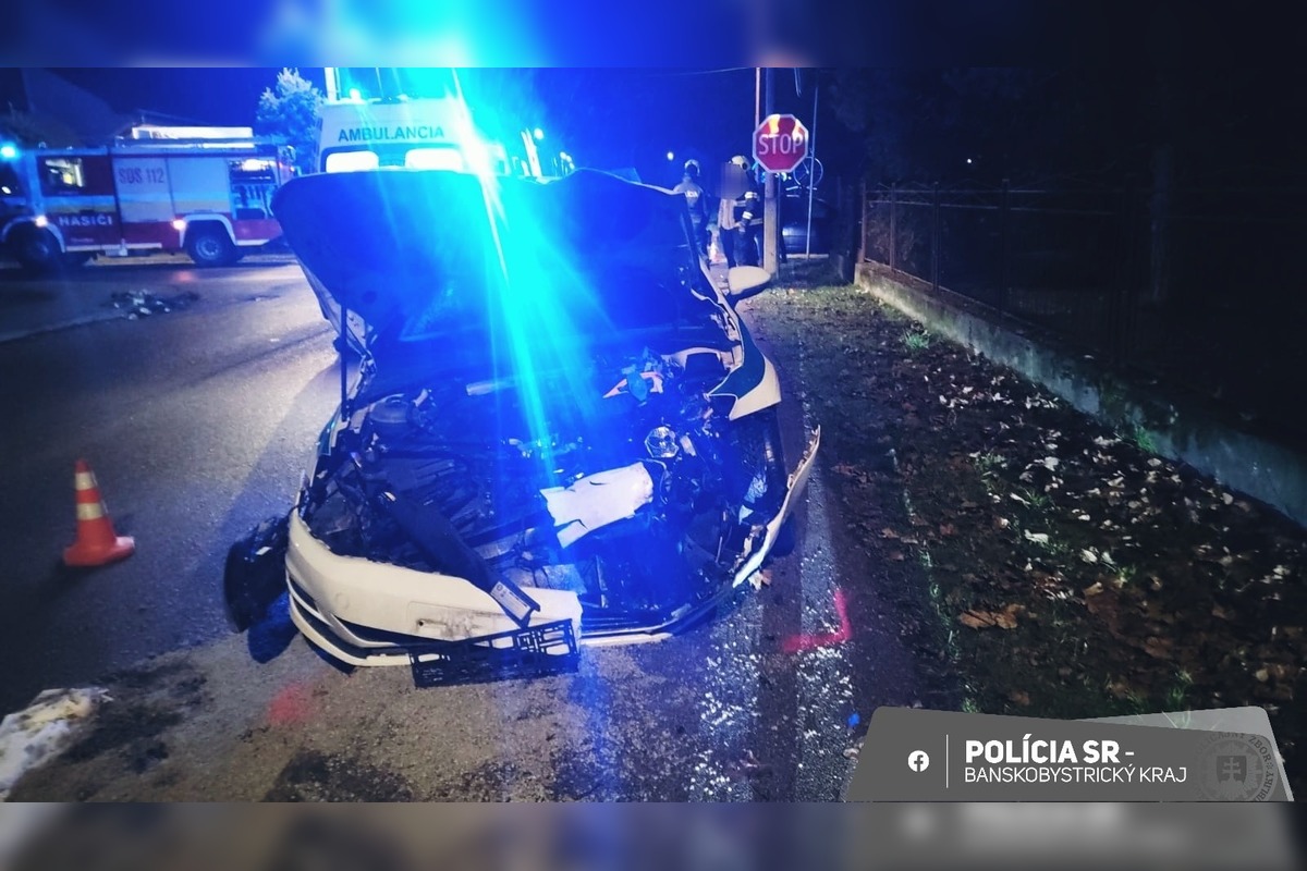 FOTO: Zrážka policajného vozidla s osobný autom v Revúcej, foto 3