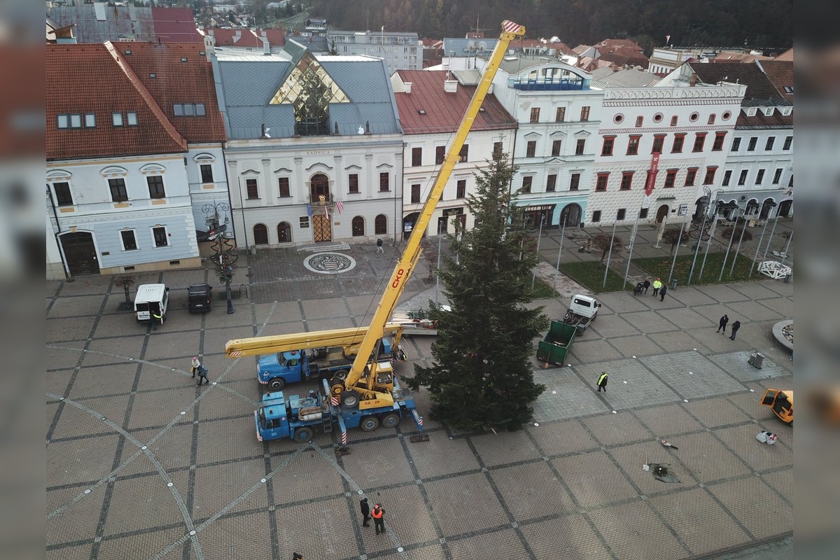 FOTO: Na Námestie SNP v Banskej Bystrici doviezli vianočný stromček, foto 1