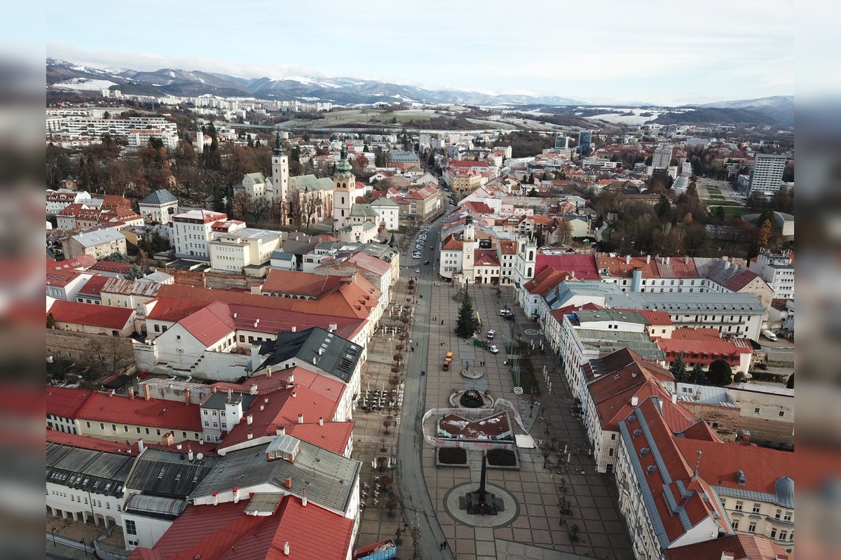 FOTO: Na Námestie SNP v Banskej Bystrici doviezli vianočný stromček, foto 3