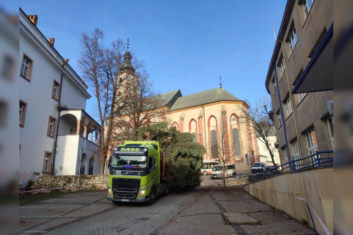 FOTO: Na Námestie SNP v Banskej Bystrici doviezli vianočný stromček, foto 4
