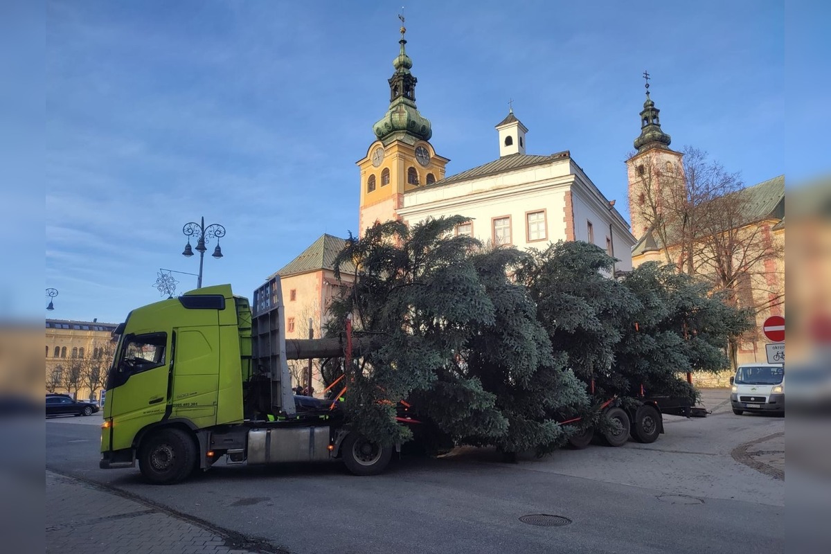 FOTO: Na Námestie SNP v Banskej Bystrici doviezli vianočný stromček, foto 5