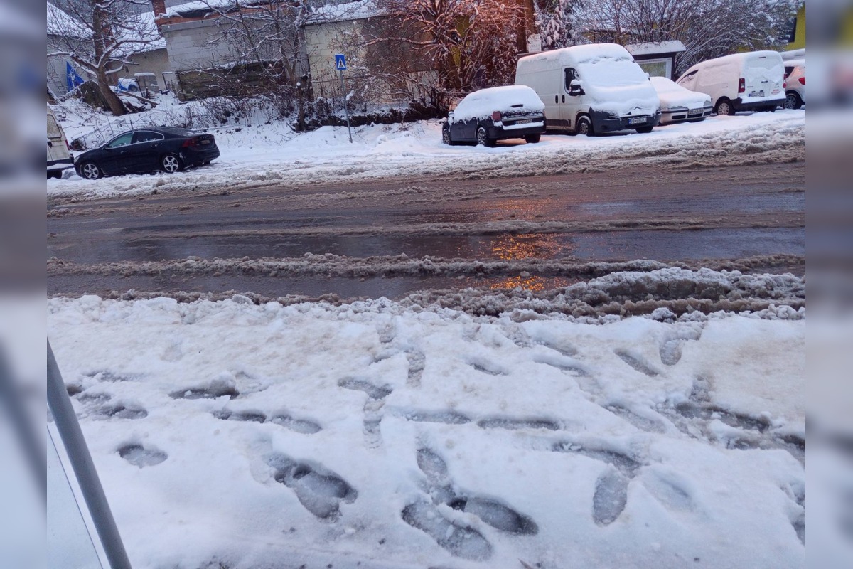 FOTO: Neodrhnuté chodníky od snehu v mestách Banskobystrického kraja, foto 2