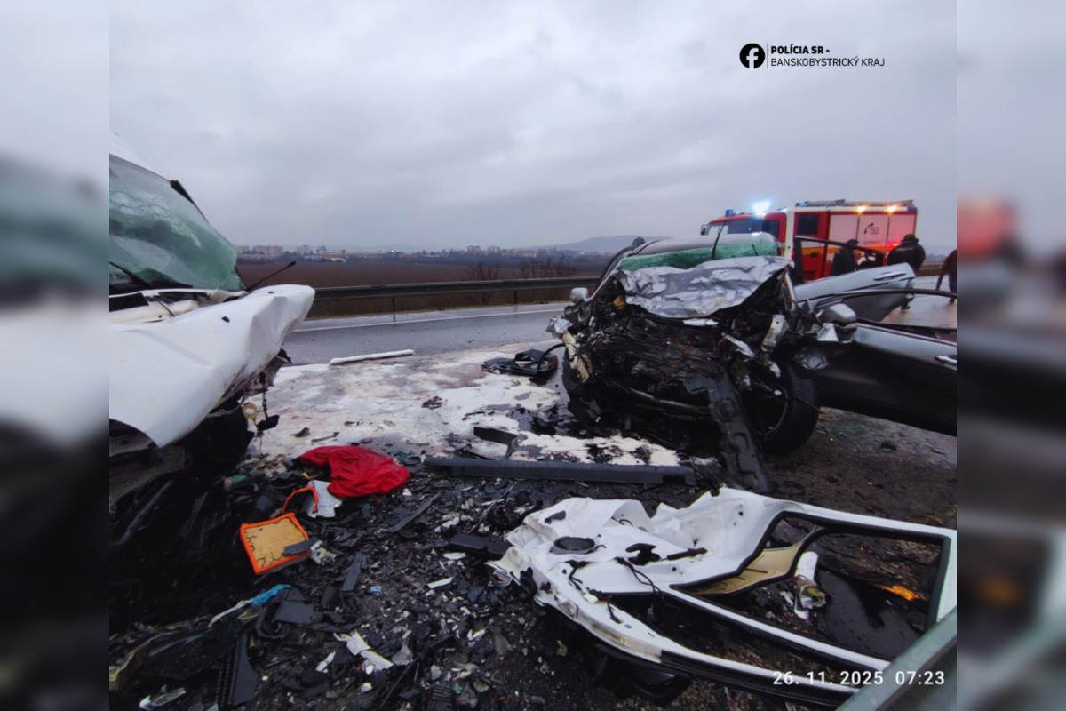 FOTO: Pri tragickej čelnej zrážke auta a dodávky na R2 pri Tornali zomrel človek, foto 1