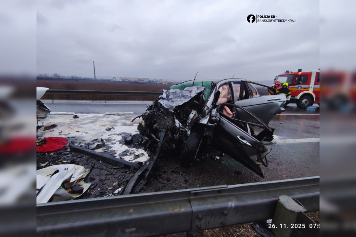 FOTO: Pri tragickej čelnej zrážke auta a dodávky na R2 pri Tornali zomrel človek, foto 2