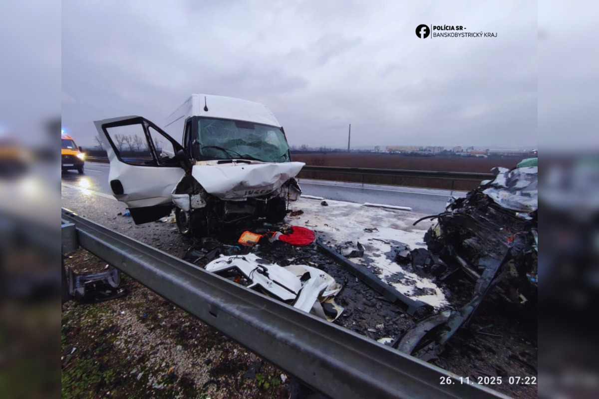 FOTO: Pri tragickej čelnej zrážke auta a dodávky na R2 pri Tornali zomrel človek, foto 3