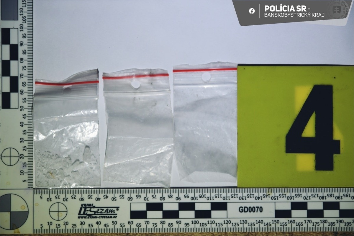 FOTO: Drogy v Rimavskej Sobote, traja obvinení po policajnej akcii, foto 4