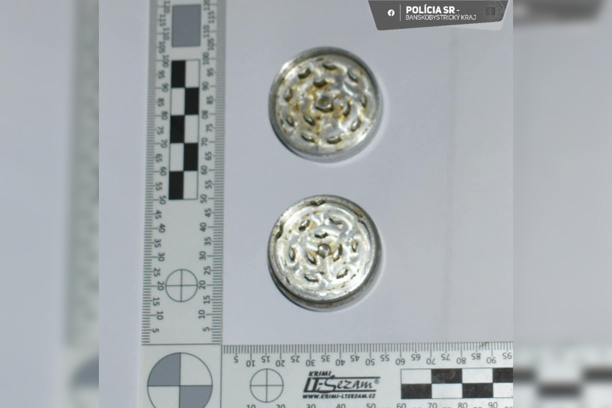 FOTO: Muž šoféroval v Lučenci bez vodičáku, policajti u neho našli aj vrecúška s bielou kryštalickou látkou, foto 4