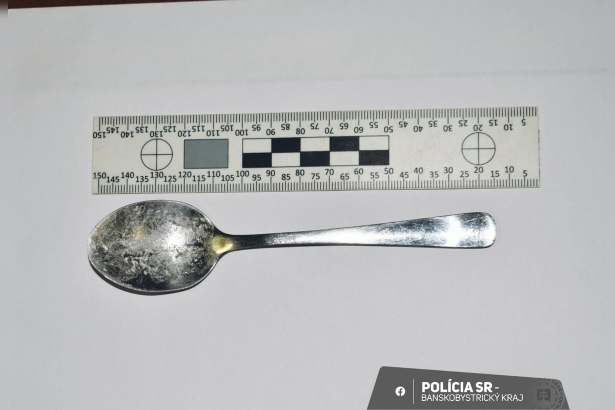 FOTO: Muž šoféroval v Lučenci bez vodičáku, policajti u neho našli aj vrecúška s bielou kryštalickou látkou, foto 5