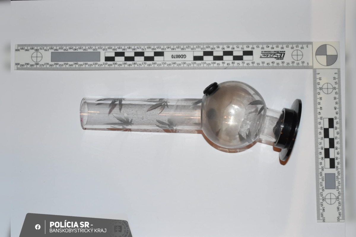 FOTO: Muž šoféroval v Lučenci bez vodičáku, policajti u neho našli aj vrecúška s bielou kryštalickou látkou, foto 7