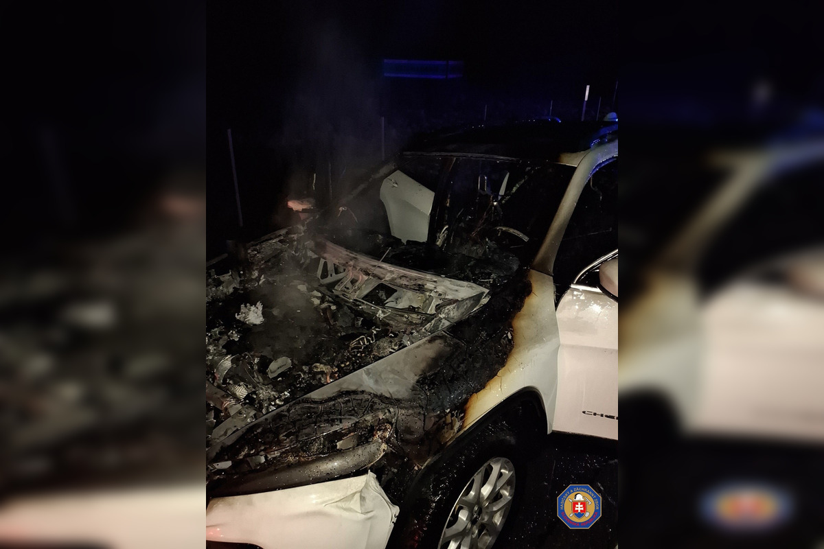 FOTO: Na R1 pri Žiari nad Hronom začal horieť osobný automobil, foto 1