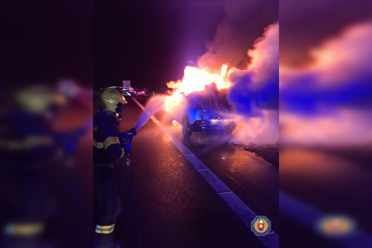 FOTO: Na R1 pri Žiari nad Hronom začal horieť osobný automobil, foto 2