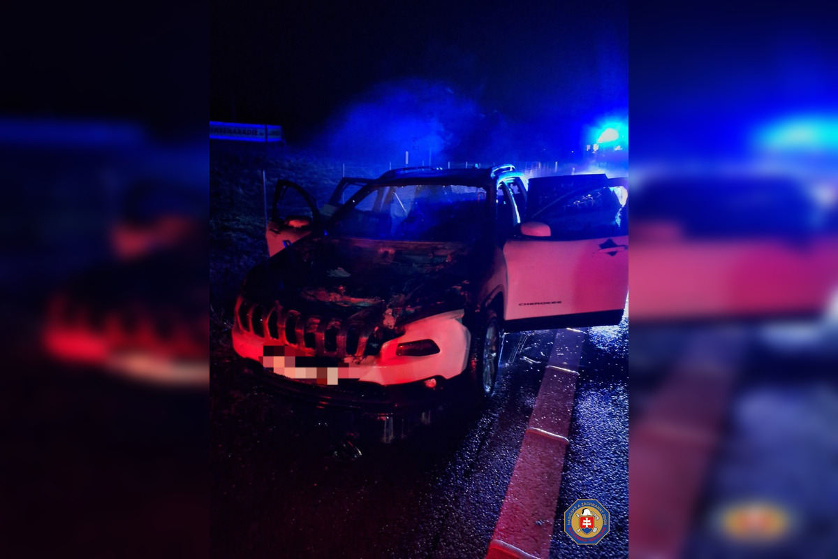 FOTO: Na R1 pri Žiari nad Hronom začal horieť osobný automobil, foto 3