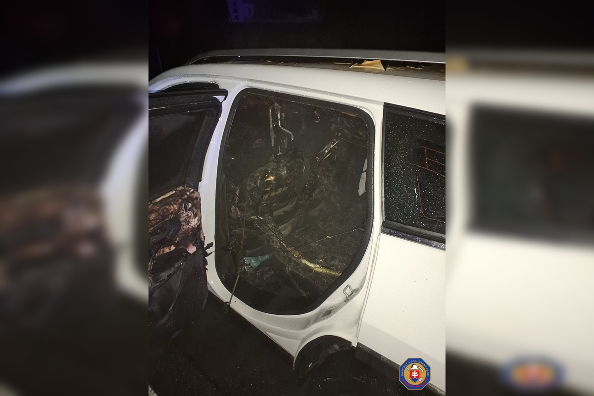 FOTO: Na R1 pri Žiari nad Hronom začal horieť osobný automobil, foto 4