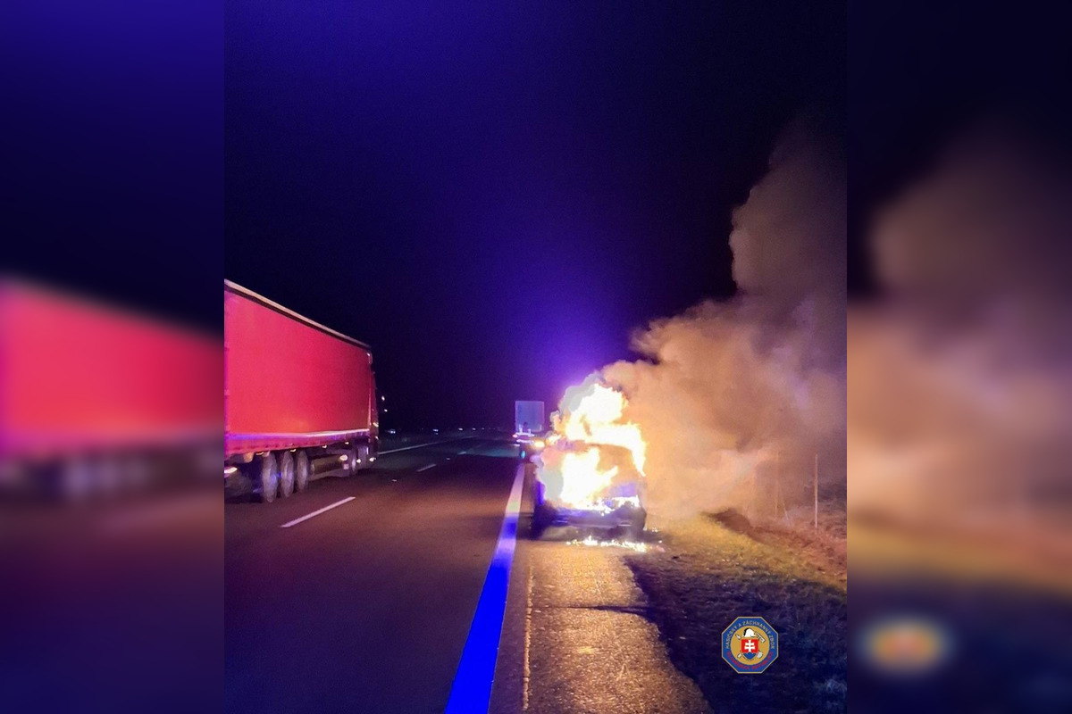 FOTO: Na R1 pri Žiari nad Hronom začal horieť osobný automobil, foto 5