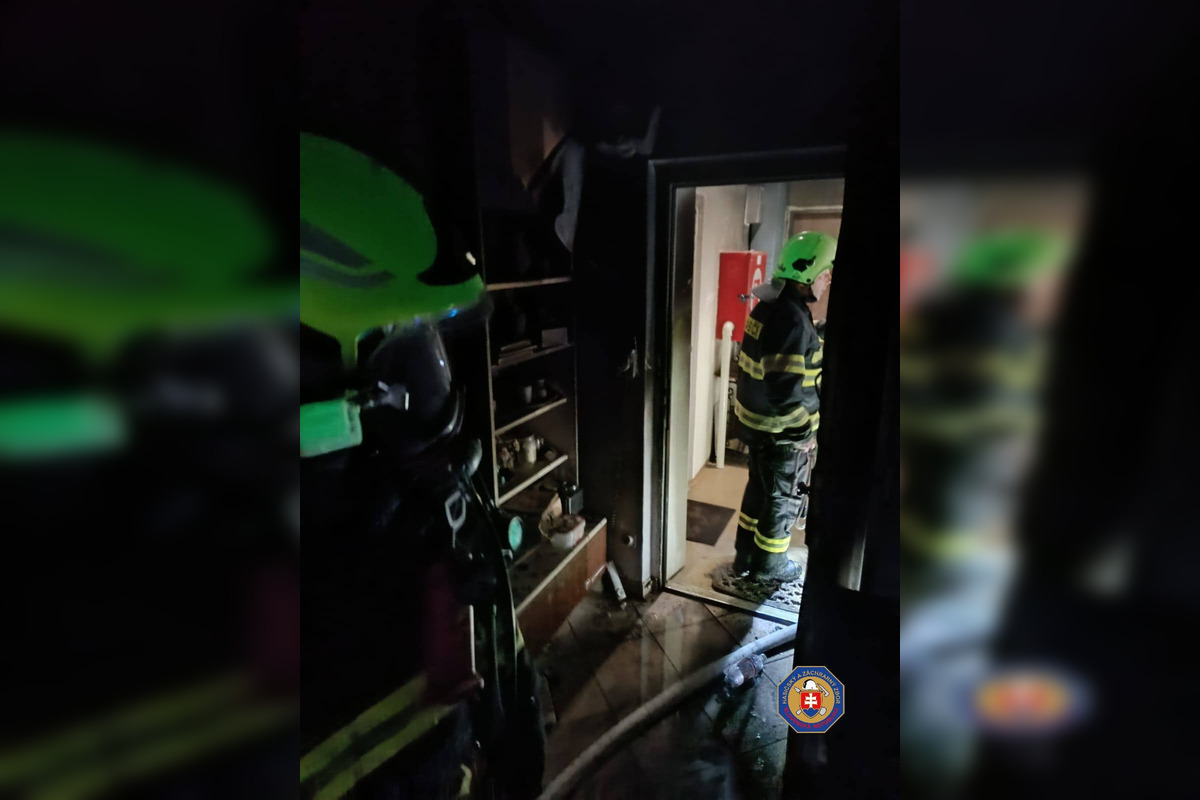 FOTO: V Bystrici horel byt, stúpajúci čierny dym bolo vidieť už z diaľky, foto 4