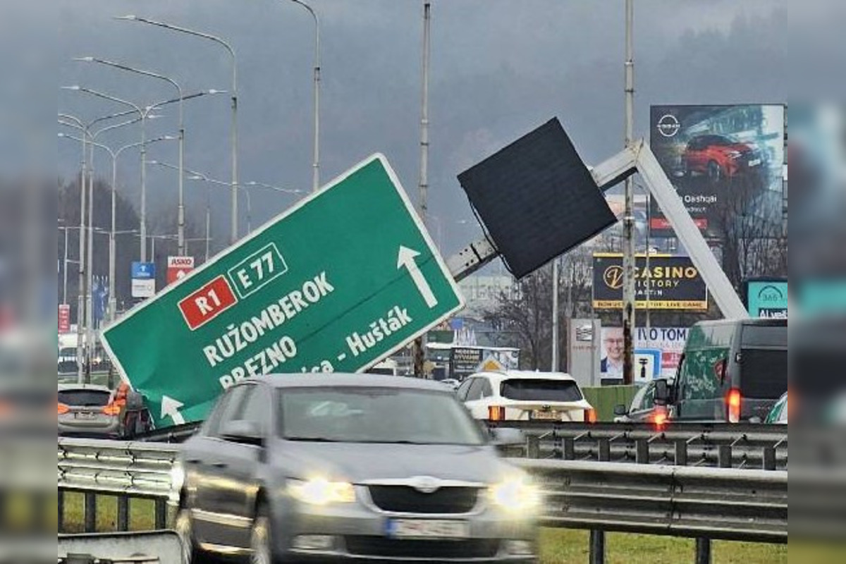 FOTO: Na R1 v Bystrici havaroval kamión, úsek je neprejazdný, foto 1