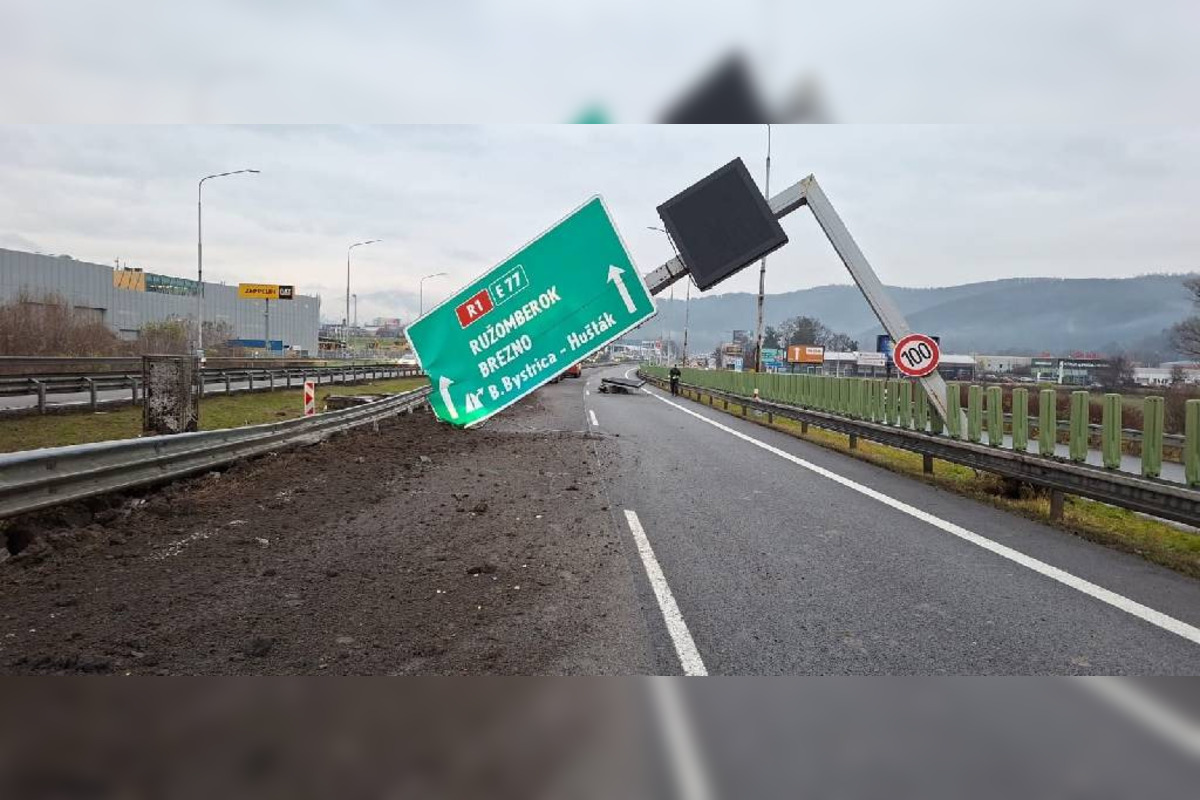 FOTO: Na R1 v Bystrici havaroval kamión, úsek je neprejazdný, foto 2