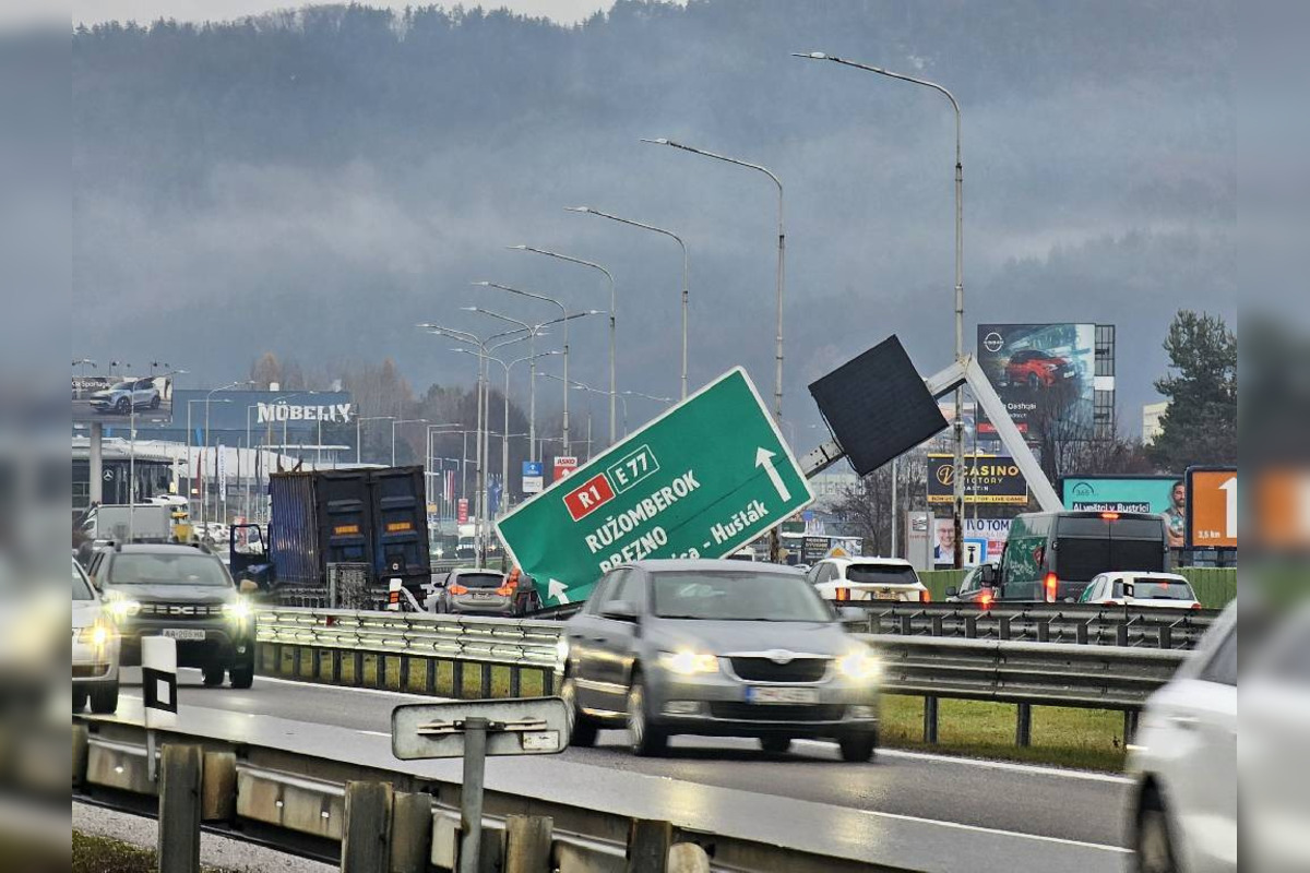 FOTO: Na R1 v Bystrici havaroval kamión, úsek je neprejazdný, foto 3