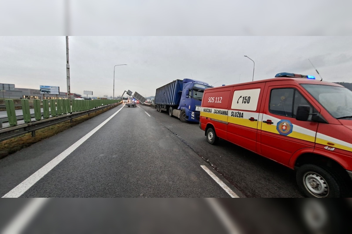 FOTO: Na R1 v Bystrici havaroval kamión, úsek je neprejazdný, foto 4
