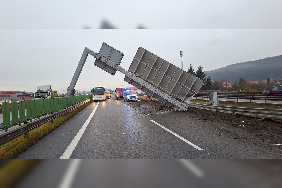 FOTO: Na R1 v Bystrici havaroval kamión, úsek je neprejazdný, foto 5