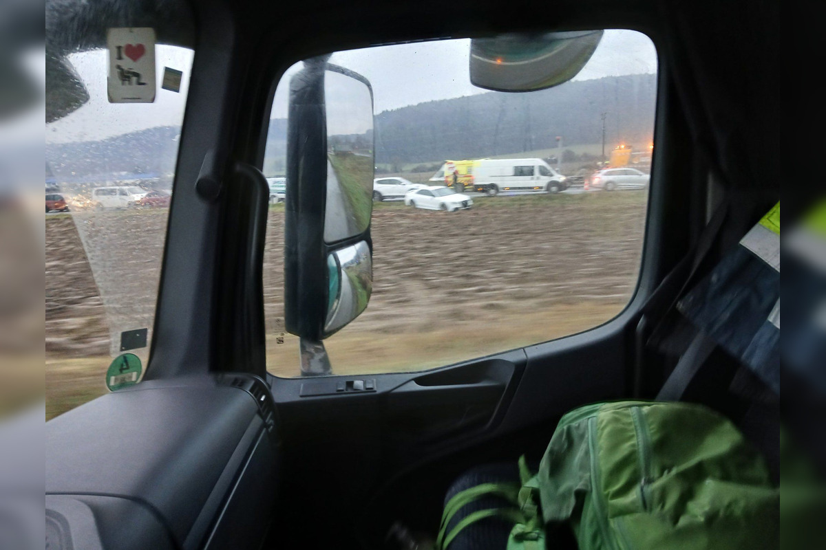 FOTO: Na R1 v Bystrici havaroval kamión, úsek je neprejazdný, foto 7