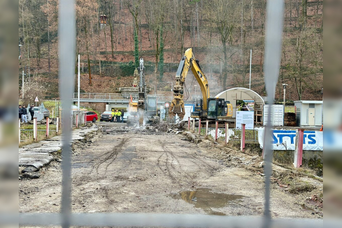 FOTO: Most ponad rieku Hron pri malej železničnej stanici v Bystrici začali búrať, foto 1