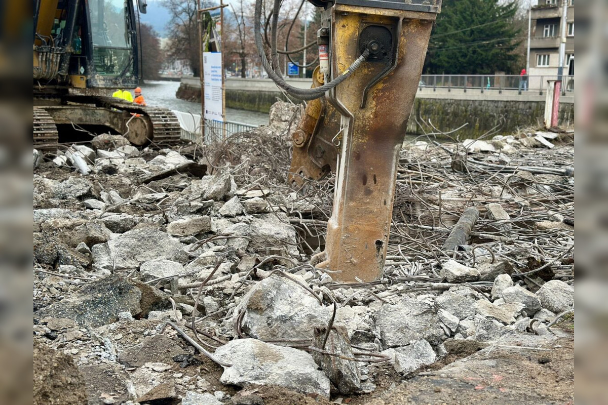 FOTO: Most ponad rieku Hron pri malej železničnej stanici v Bystrici začali búrať, foto 2
