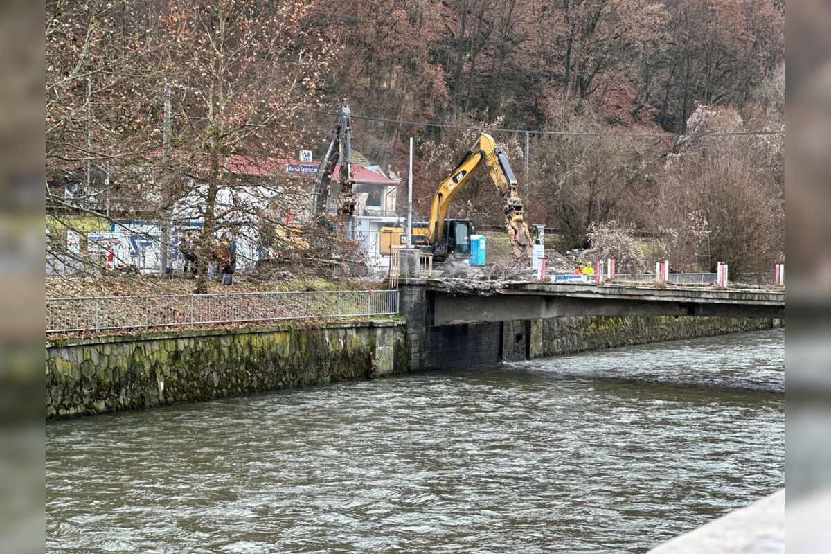 FOTO: Most ponad rieku Hron pri malej železničnej stanici v Bystrici začali búrať, foto 3