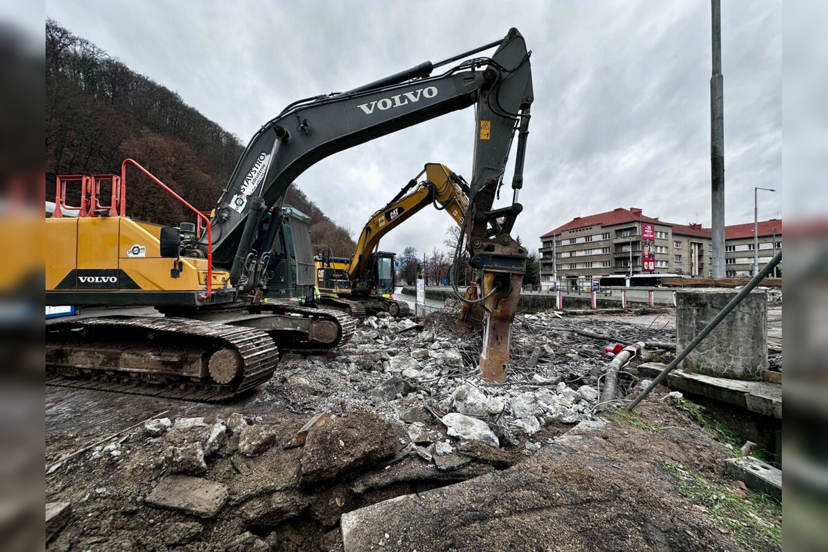 FOTO: Most ponad rieku Hron pri malej železničnej stanici v Bystrici začali búrať, foto 4