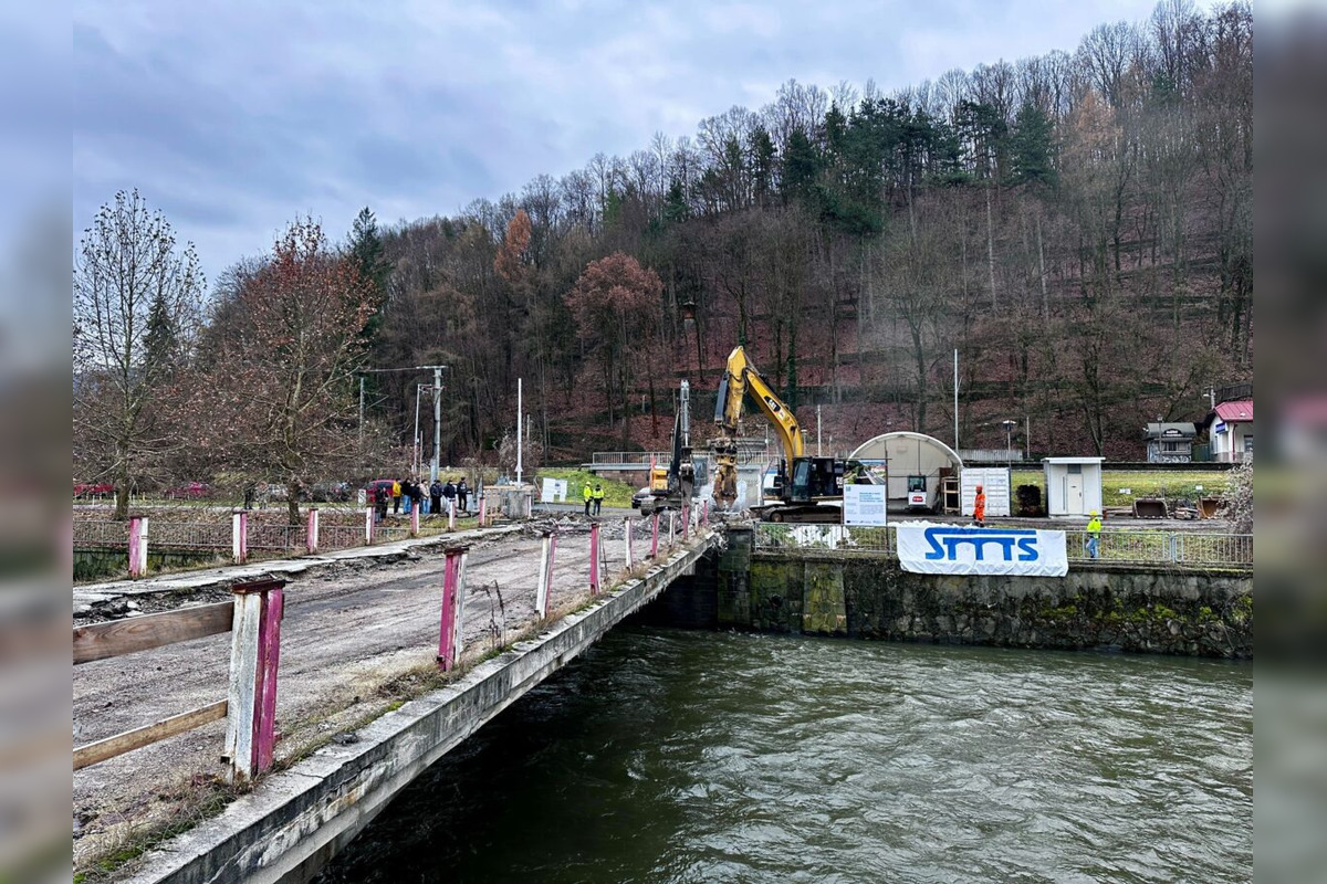 FOTO: Most ponad rieku Hron pri malej železničnej stanici v Bystrici začali búrať, foto 5