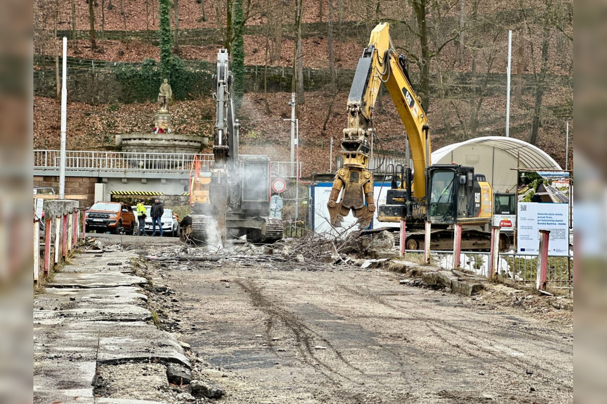 FOTO: Most ponad rieku Hron pri malej železničnej stanici v Bystrici začali búrať, foto 7