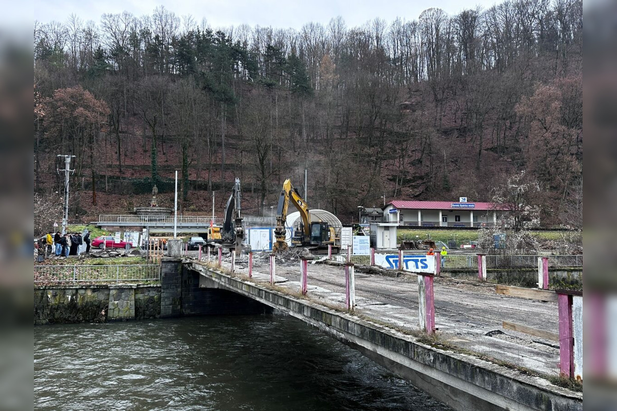 FOTO: Most ponad rieku Hron pri malej železničnej stanici v Bystrici začali búrať, foto 8