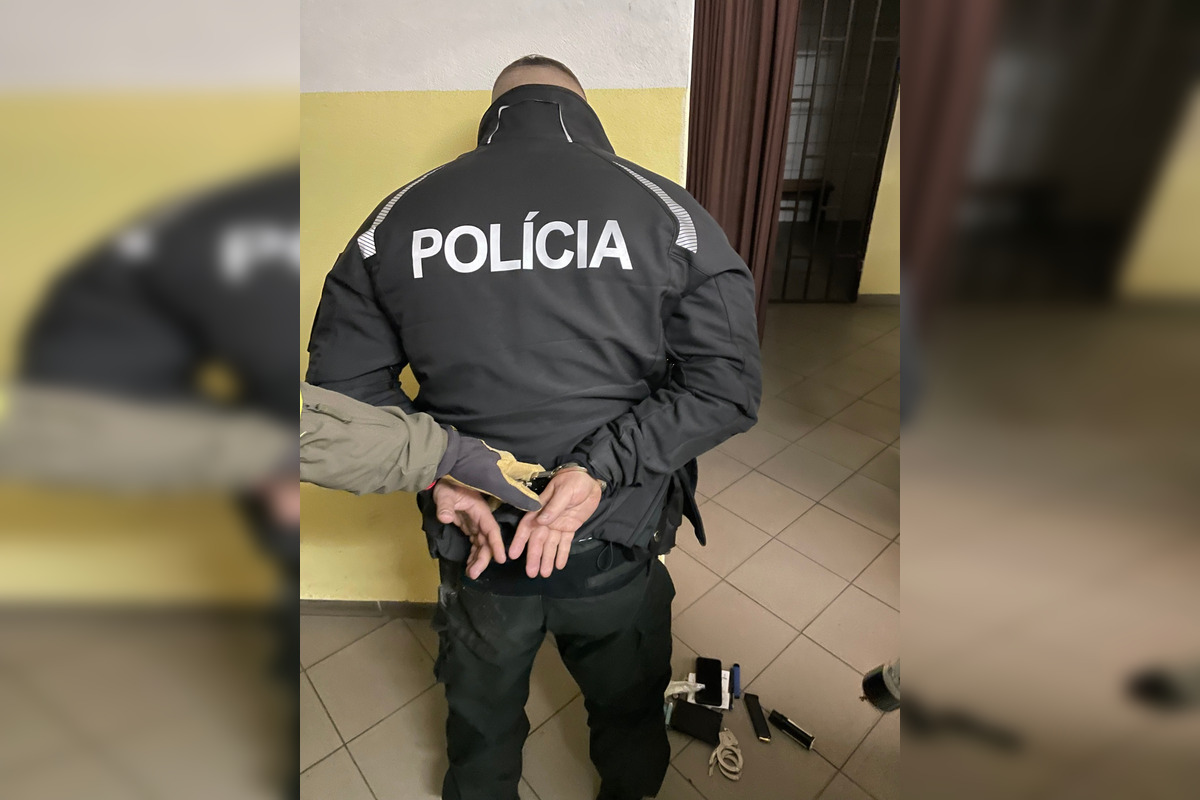 FOTO: V Bystrici zadržali policajtov, pokutovali vodičov a peniaze si nechávali, foto 2