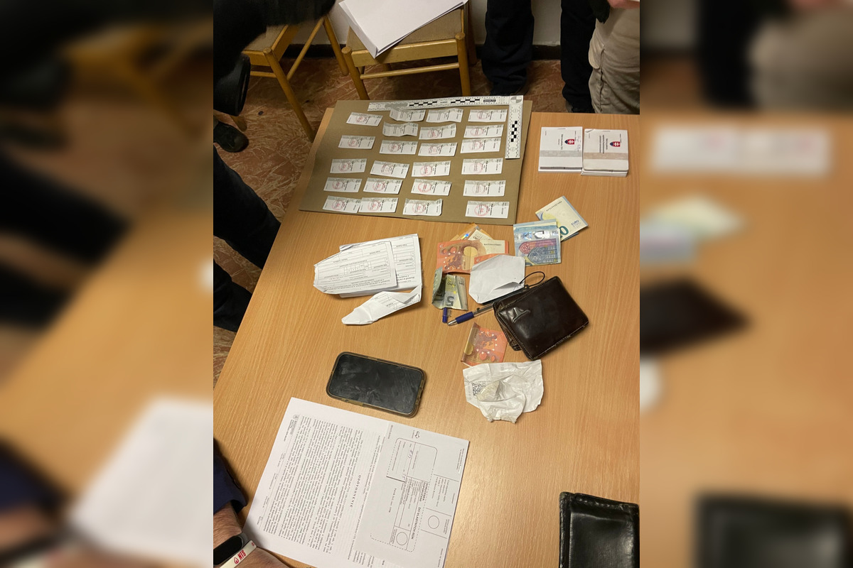 FOTO: V Bystrici zadržali policajtov, pokutovali vodičov a peniaze si nechávali, foto 3