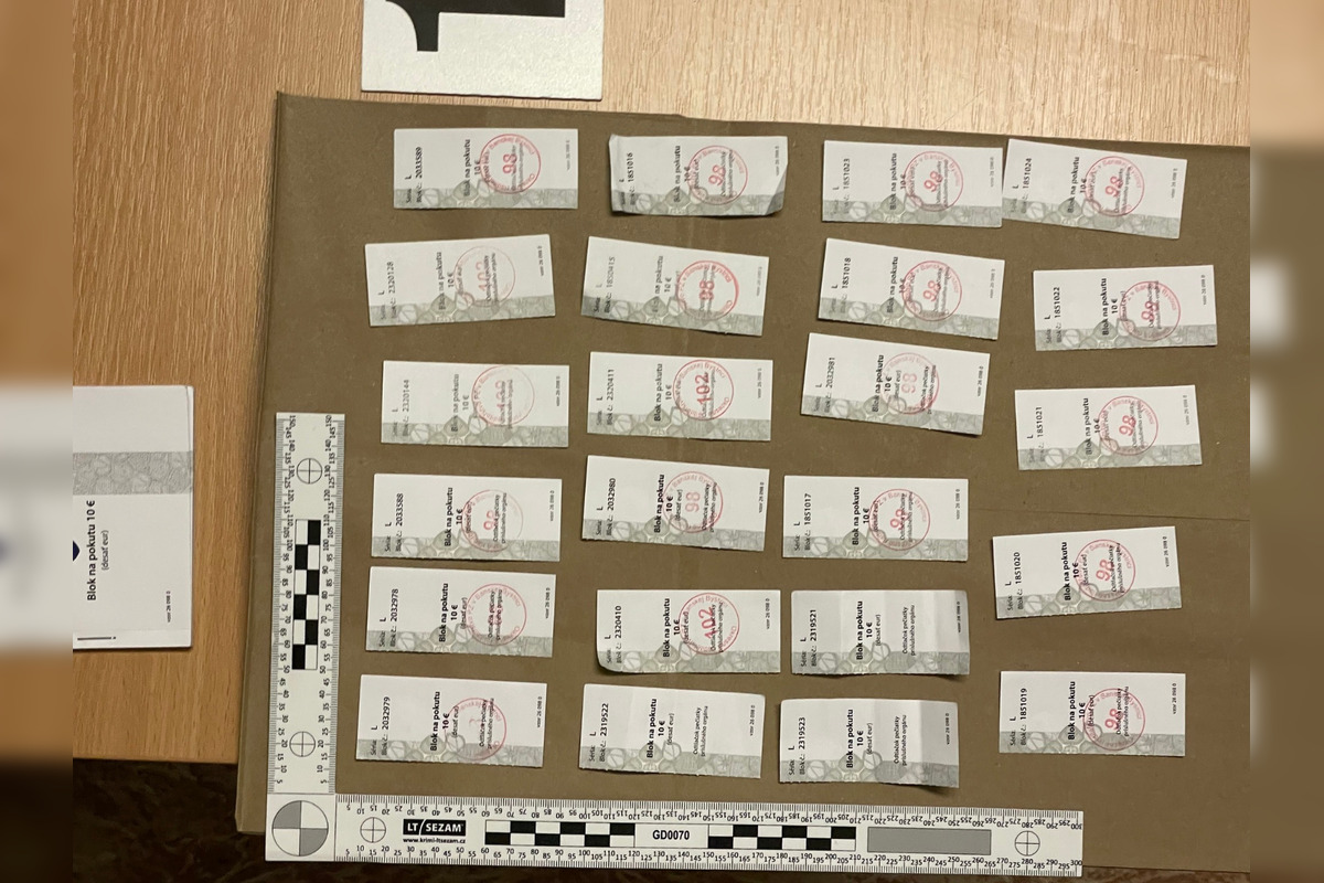 FOTO: V Bystrici zadržali policajtov, pokutovali vodičov a peniaze si nechávali, foto 4