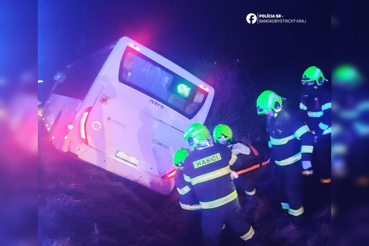 FOTO: Pri Lučenci havaroval autobus, zranili sa štyria ľudia, foto 2