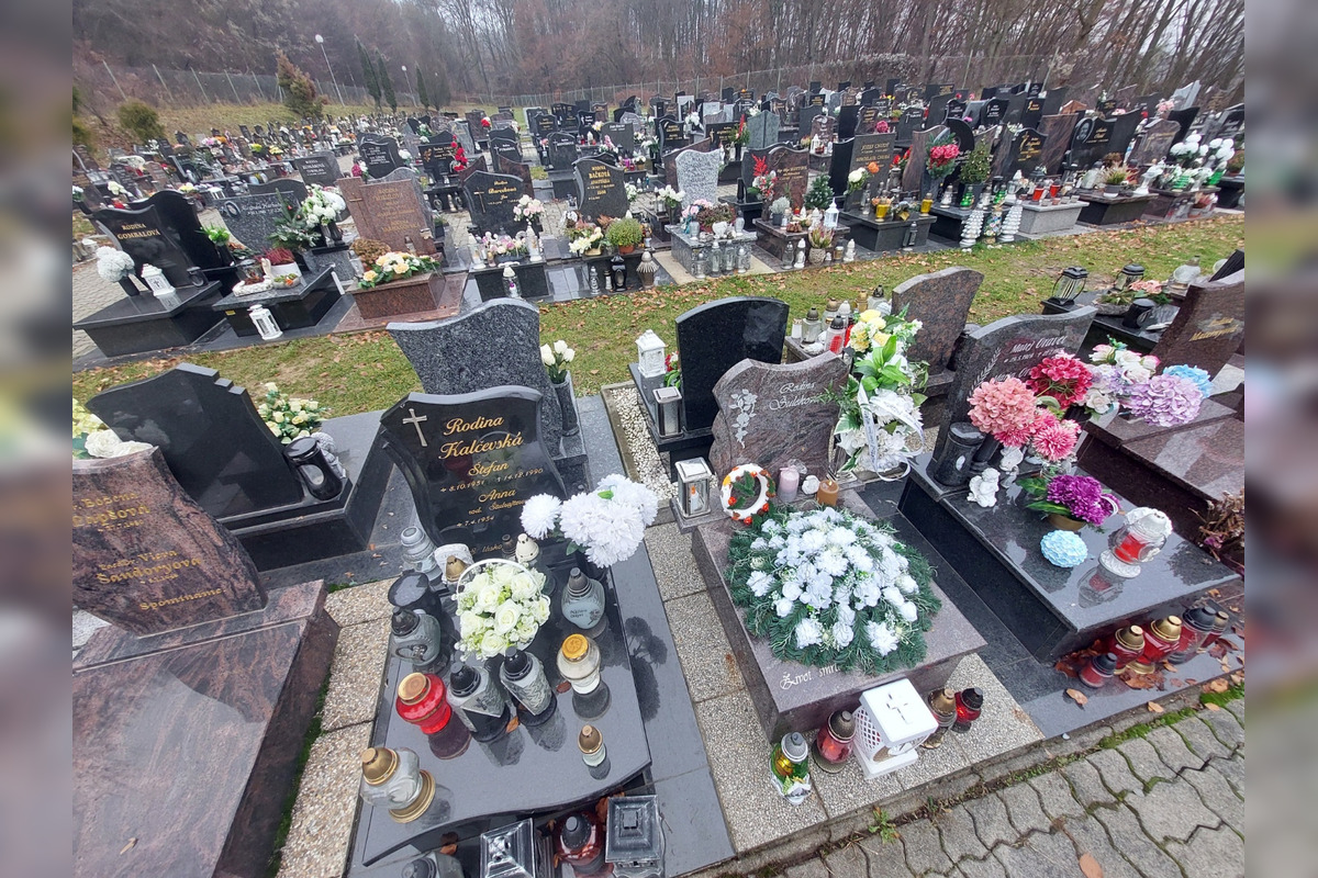 FOTO: Bystričanom sa nepáči, v akom stave je urnový háj či cintorín v Kremničke, , foto 4