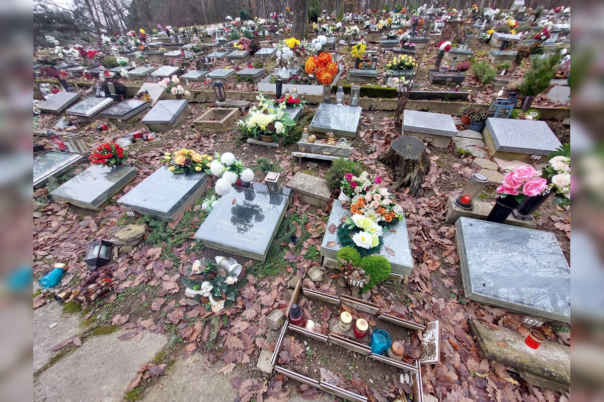 FOTO: Bystričanom sa nepáči, v akom stave je urnový háj či cintorín v Kremničke, , foto 7