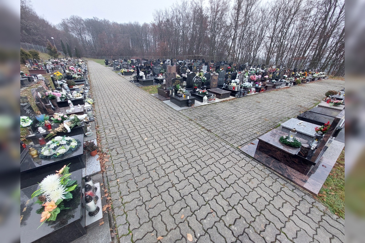 FOTO: Bystričanom sa nepáči, v akom stave je urnový háj či cintorín v Kremničke, , foto 9