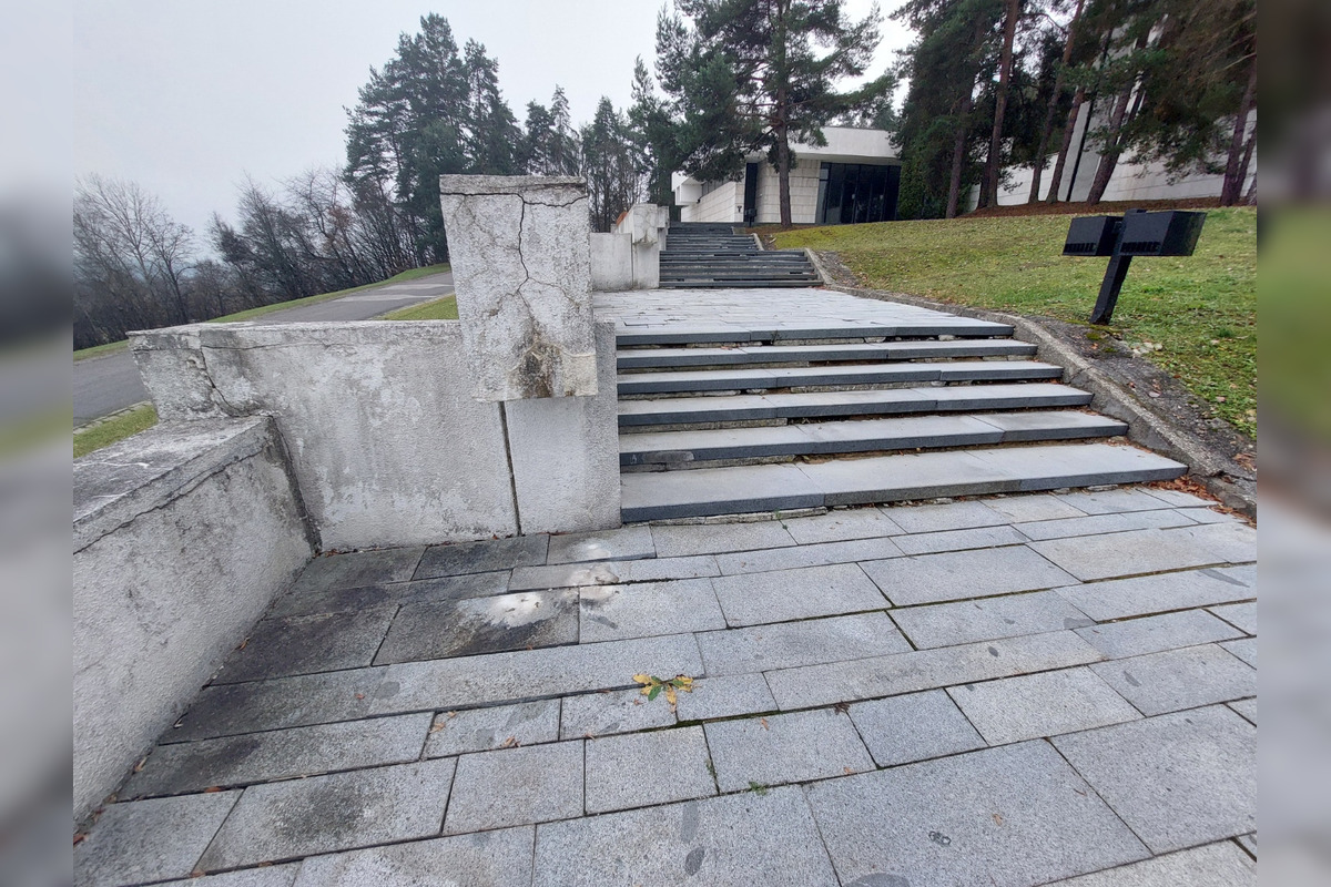 FOTO: Bystričanom sa nepáči, v akom stave je urnový háj či cintorín v Kremničke, , foto 12