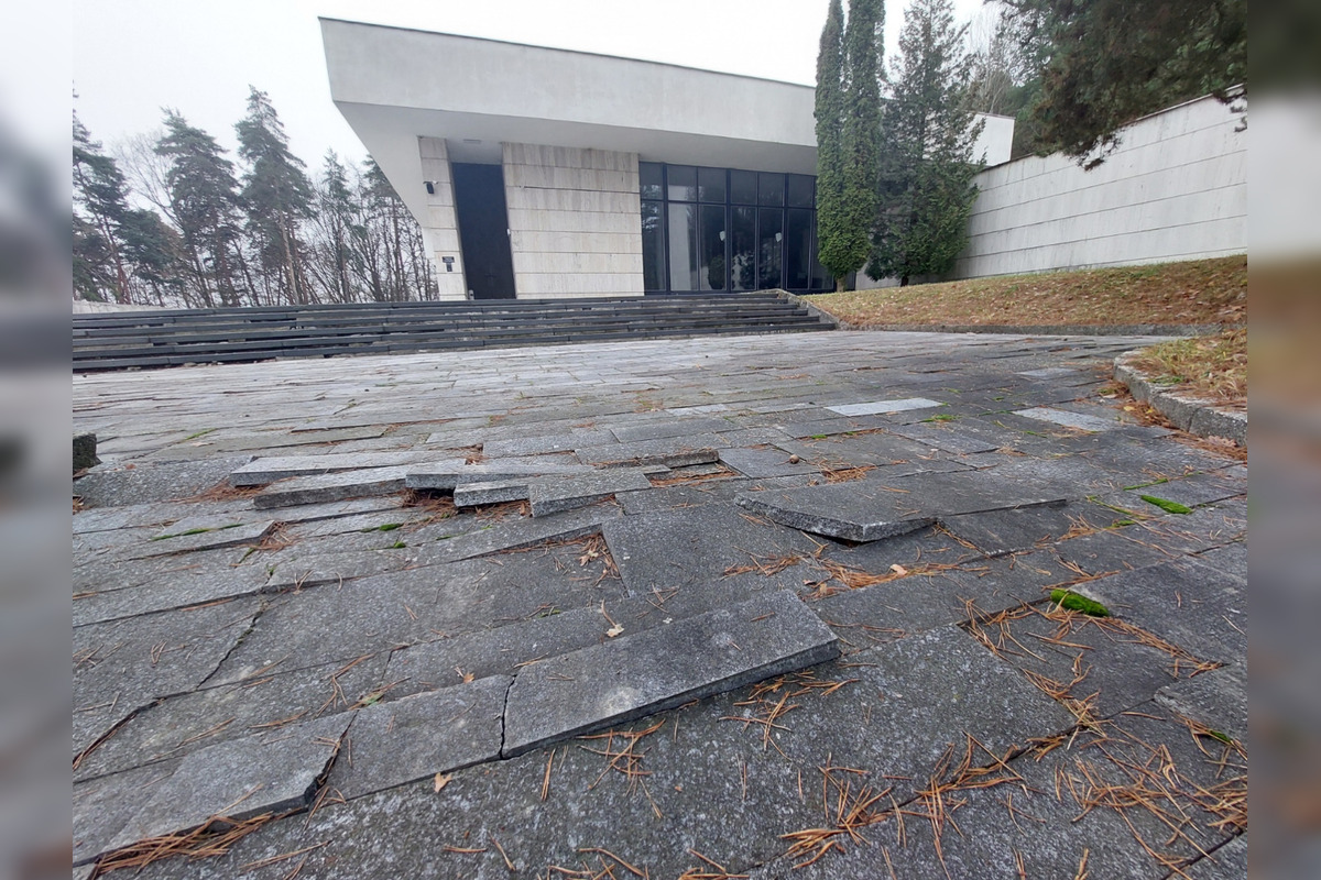 FOTO: Bystričanom sa nepáči, v akom stave je urnový háj či cintorín v Kremničke, , foto 16