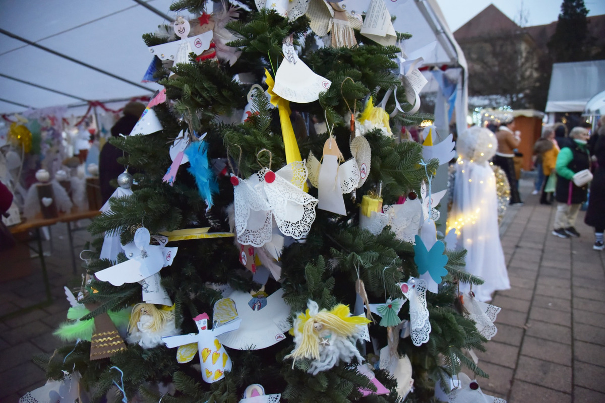 FOTO: Lučenec má nový rekord, pýši sa najväčším počtom anjelov na jednom mieste, foto 9