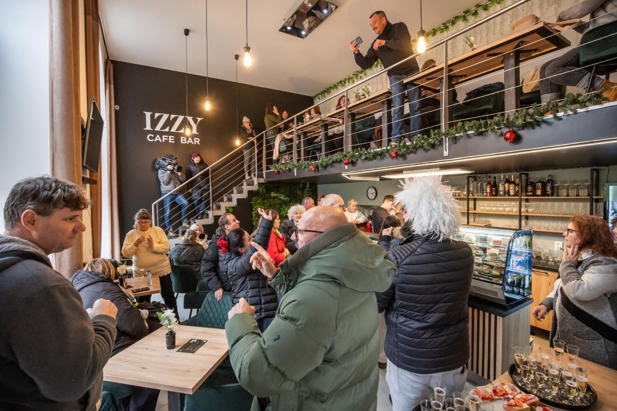 FOTO: Mladý podnikateľ otvára v Kremnici Izzy Café Bar, foto 1