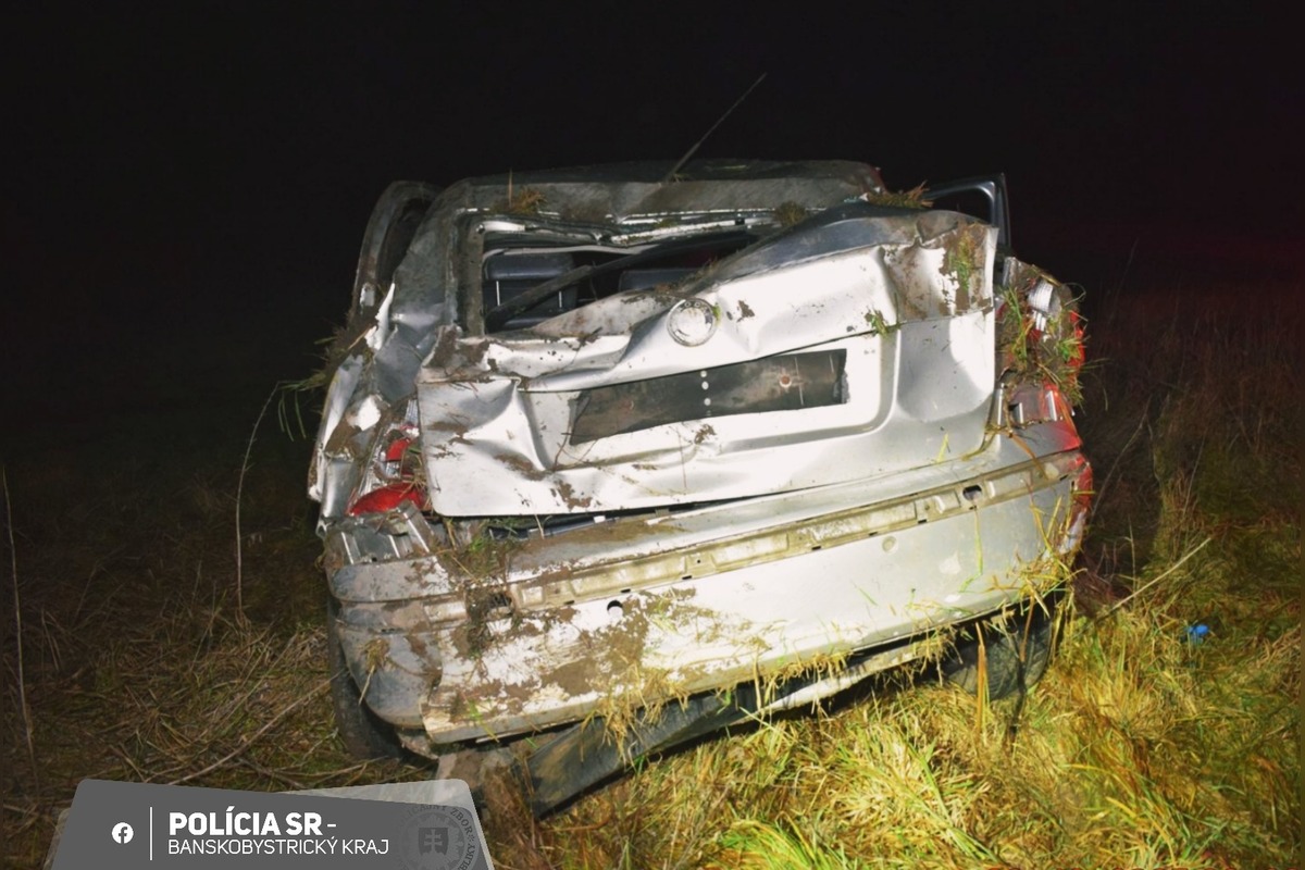 FOTO: Opitý vodič a jeho spolujazdkyňa utrpeli po zrážke ťažké zranenia, foto 1