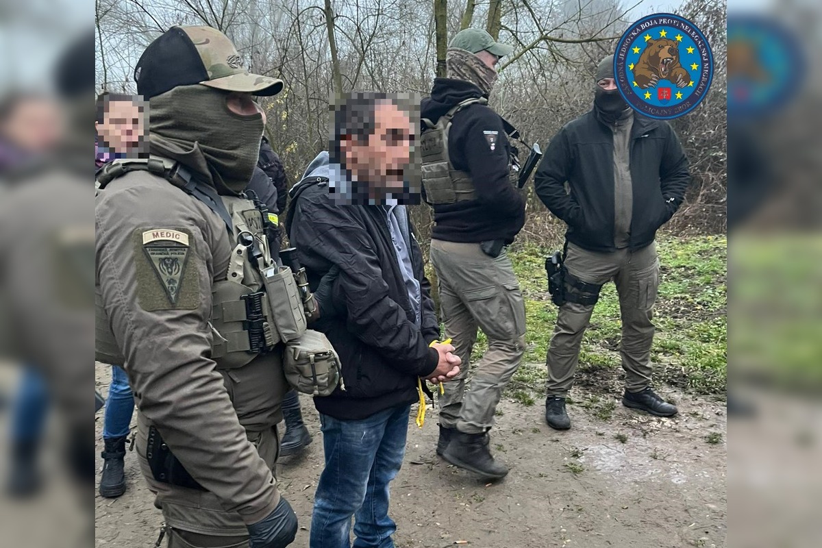 FOTO: Polícia obvinila dve osoby zo zločinu obchodovania s ľuďmi, foto 1